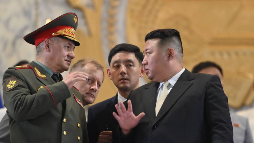ARCHIV - Kim Jong Un (r), Machthaber von Nordkorea, und Sergej Schoigu (l), Russlands Verteidigungsminister, bei einer Militärparade in Pjöngjang. Foto: Uncredited/KCNA/KNS/dpa - ACHTUNG: Nur zur redaktionellen Verwendung und nur mit vollständiger Nennung des vorstehenden Credits