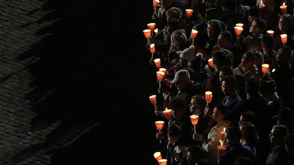 Eine Fackelprozession am Kolosseum. Foto: Gregorio Borgia/AP/dpa