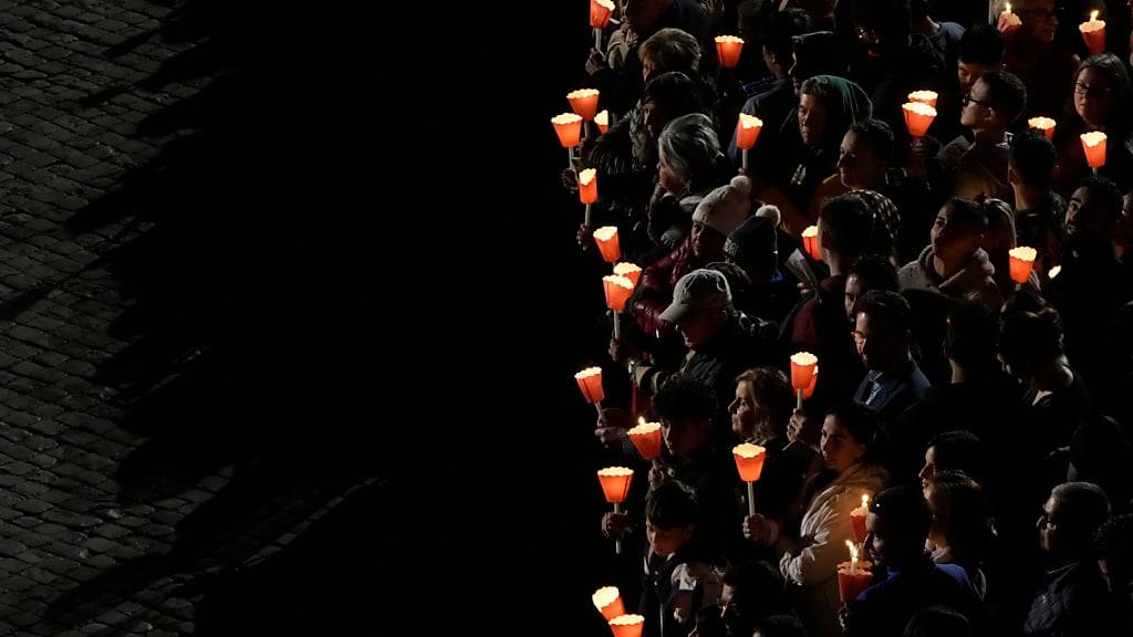 Eine Fackelprozession am Kolosseum. Foto: Gregorio Borgia/AP/dpa