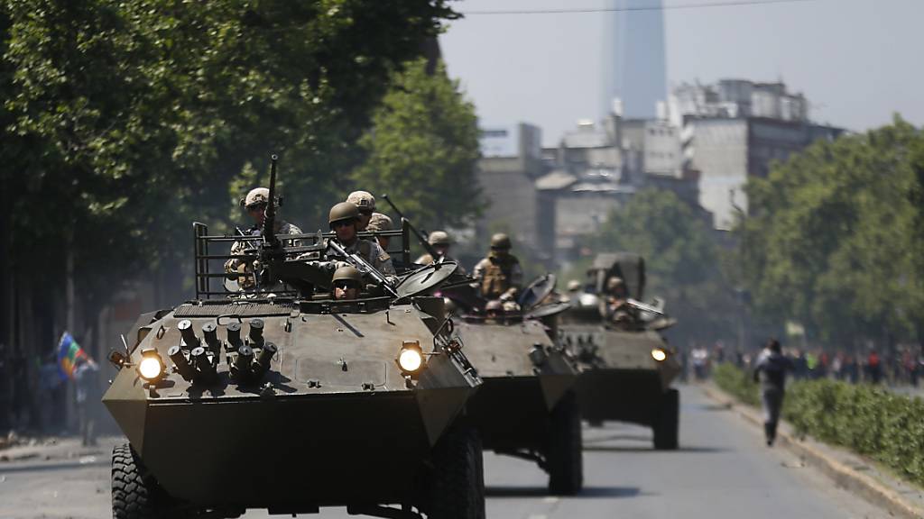 In der Hauptstadt Chiles kontrollierte am Sonntag zum ersten Mal seit dem Ende des Pinochet-Regimes wieder das Militär die öffentliche Ordnung.