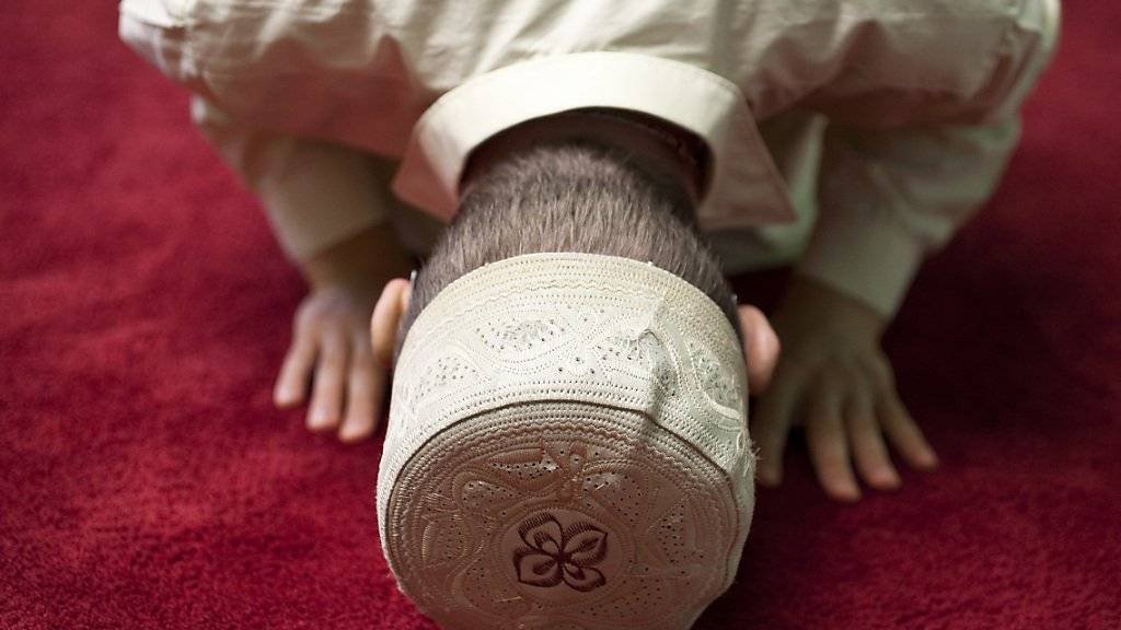 Muslim beim Beten: Ein Mann, der in einer Bieler Moschee gegen Andersgläubige gehetzt haben soll, muss um seinen Aufenthaltsstatus in der Schweiz fürchten. (Symbolbild)
