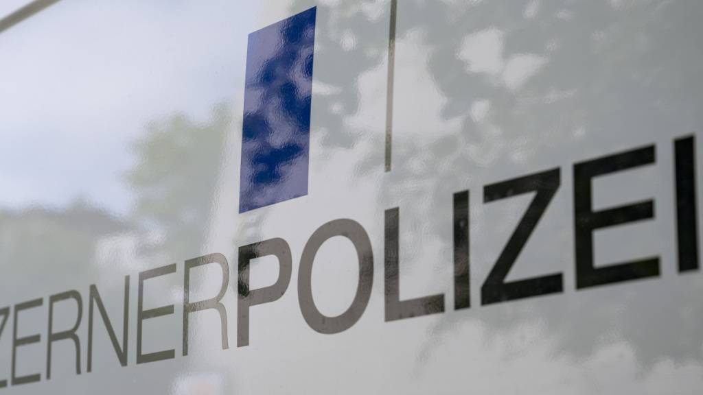 Motorradfahrer fährt in Geuensee LU in verunfallten Töff