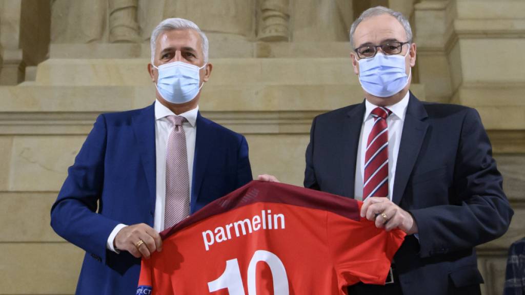 Nationaltrainer Vladimir Petkovic überreicht Bundespräsident Guy Parmelin ein Trikot der Schweizer Nationalmannschaft