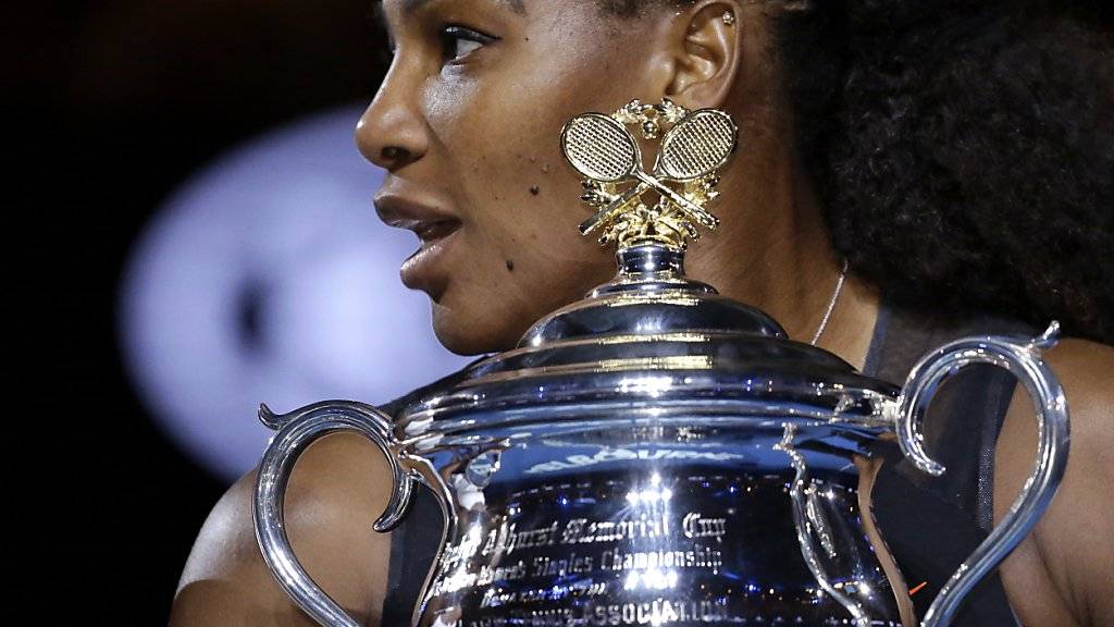 Serena Williams im Januar 2017 mit dem Siegerpokal in Melbourne