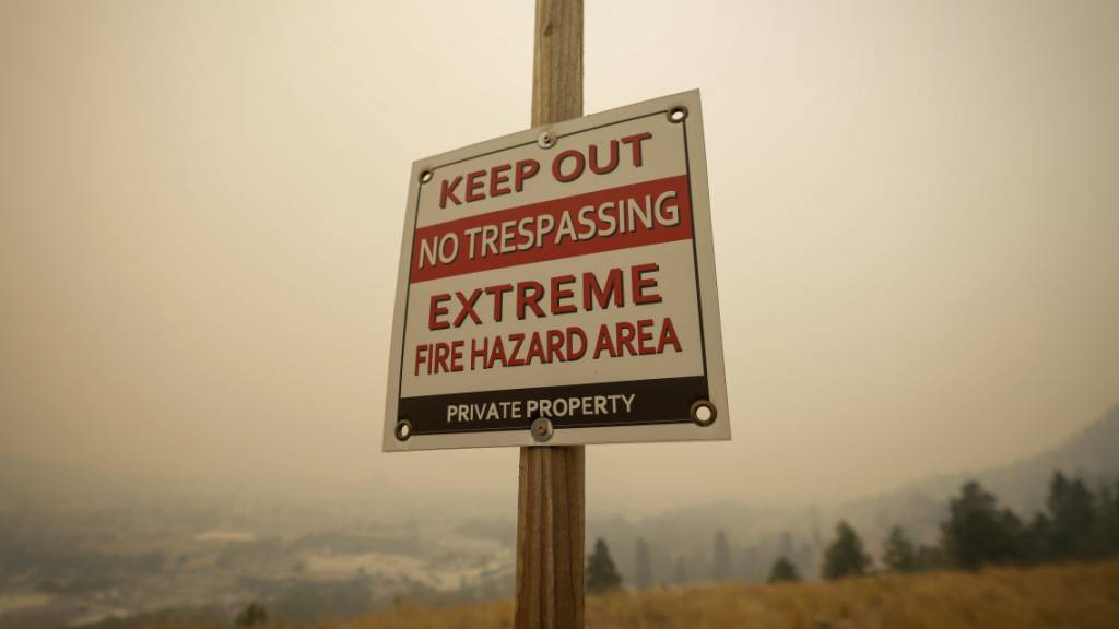 In Kelowna, British Columbia, warnt ein Schild vor der Brandgefahr. Foto: Darryl Dyck/The Canadian Press via AP/dpa - ACHTUNG: Nur zur redaktionellen Verwendung und nur mit vollständiger Nennung des vorstehenden Credits