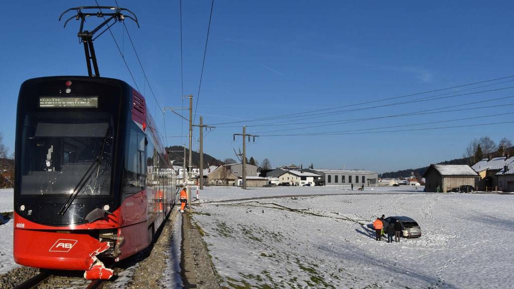 Autofahrer (75) kracht in Zug der Appenzeller Bahnen