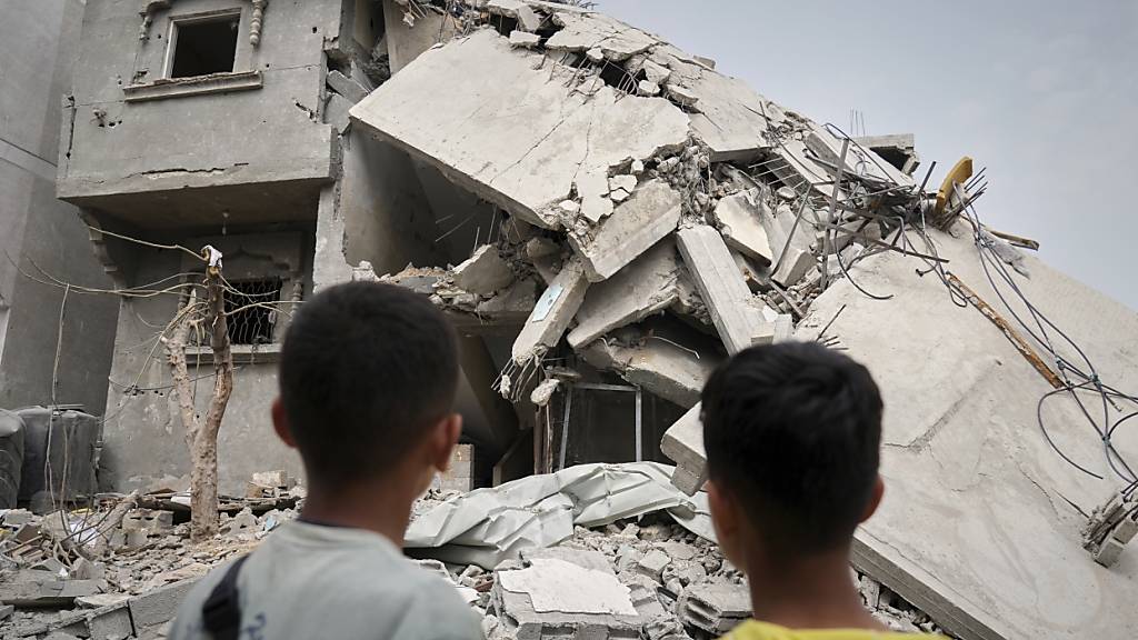 Kinder betrachten das zerstörte Haus der Journalistin Islam Meqdad. Foto: Abdel Kareem Hana/AP/dpa