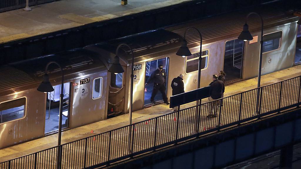 Ein Jugendlicher zog eine Waffe und eröffnete das Feuer in der Mount Eden U-Bahn-Station, während Passagiere ein- und ausstiegen.