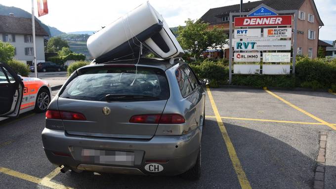 Sofa auf der Autobahn verloren