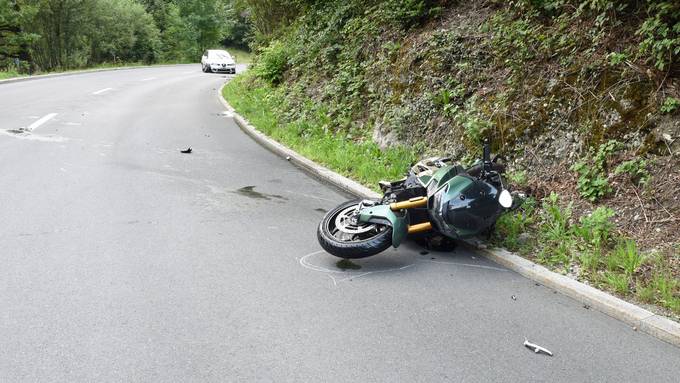 Alkoholisierter Autofahrer prallt mit Motorrad zusammen – zwei Verletzte