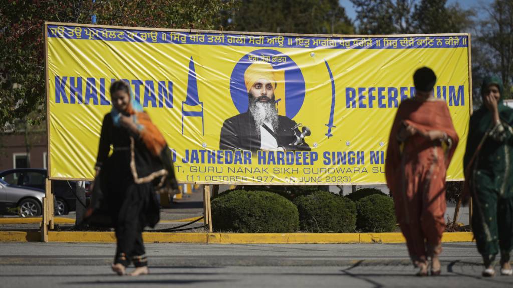 ARCHIV - Ein Foto des getöteten Hardeep Singh Nijjar ist auf einem Transparent vor dem Sikh-Kulturzentrum zu sehen, wo Nijjar im Juni erschossen wurde. Foto: DARRYL DYCK/The Canadian Press/AP/dpa - ACHTUNG: Nur zur redaktionellen Verwendung und nur mit vollständiger Nennung des vorstehenden Credits
