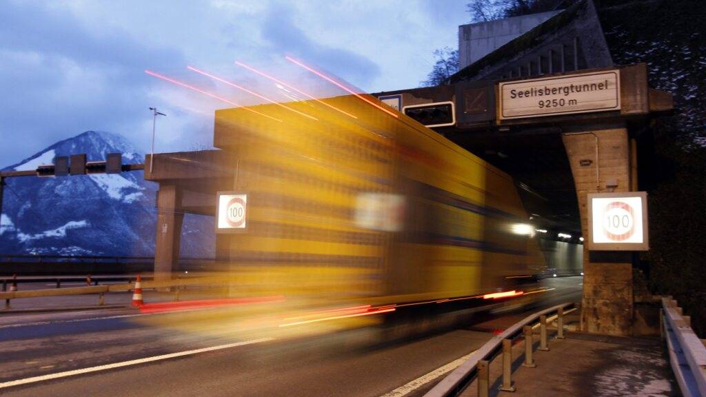 Im Seelisbergtunnel, im Bild das Nordportal in Beckenried, ist die Tempobeschränkung 60 wieder aufgehoben worden. (Archivaufnahme)