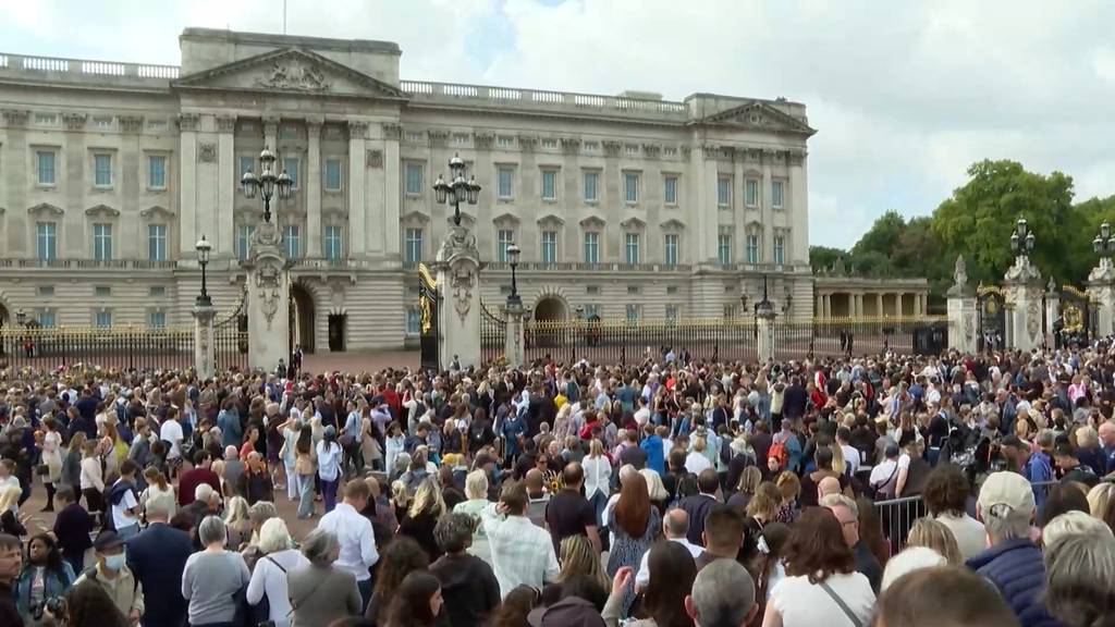 Menschen pilgern zum Buckingham-Palace