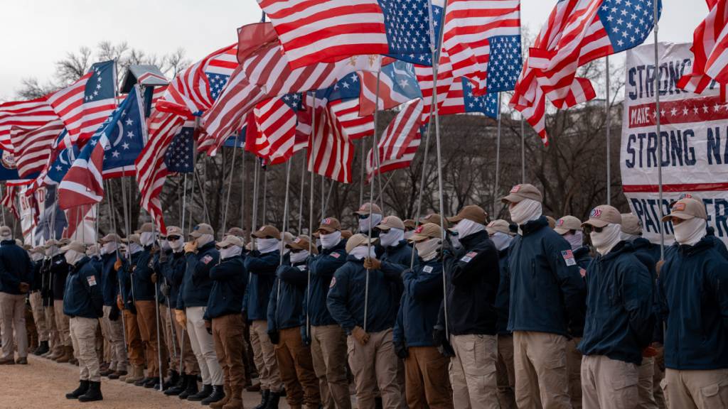 ARCHIV - Die weiße nationalistische Gruppe Patriot Front steht auf der National Mall während der jährlichen Kundgebung March for Life. Foto: Andrew Leyden/ZUMA Press Wire/dpa