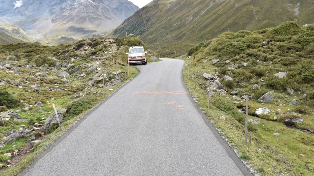Hier auf der Dischmastrasse in Davos Dorf stürzte der 89-jährige Velofahrer nach einer Streifkollision.