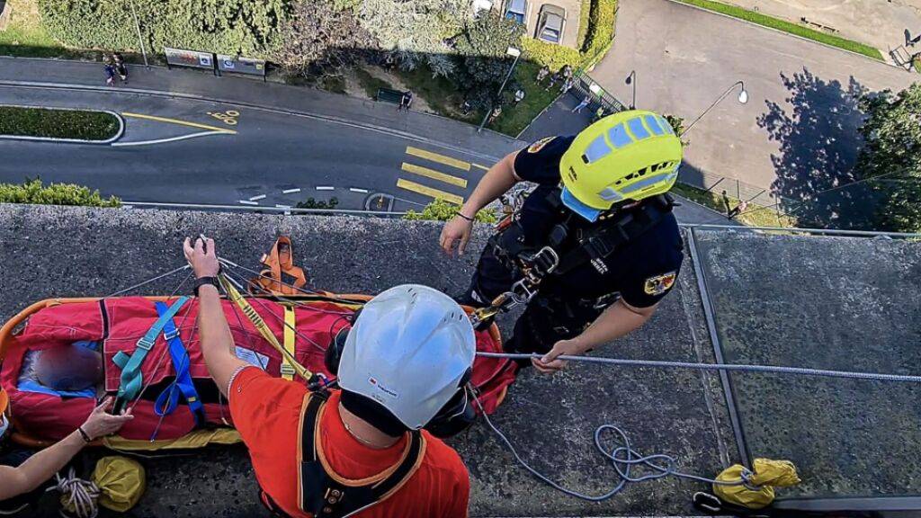Ungewöhnlicher Rettungseinsatz: Ein verletzter Mann ist am Sonntag in Genf an einem Seil mit einem Helikopter aus einem hohen Gebäude geborgen worden.