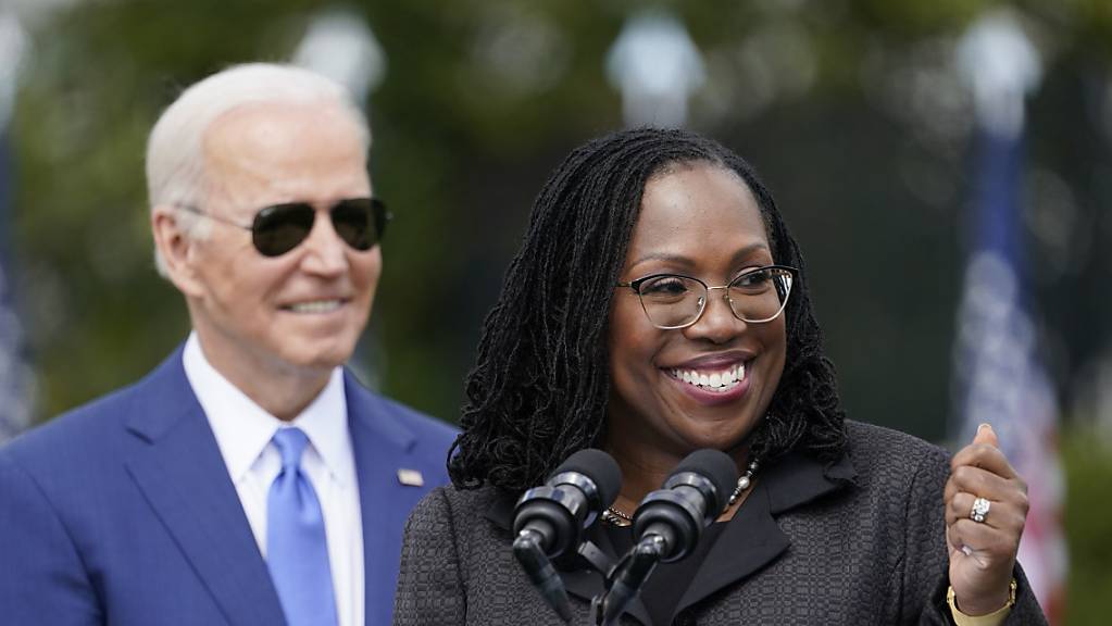 Ketanji Brown Jackson und Joe Biden im Garten des Weißen Hauses. Foto: Andrew Harnik/AP/dpa