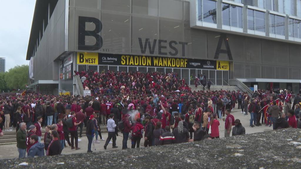 Tausende Fussballfans versammeln sich in Bern