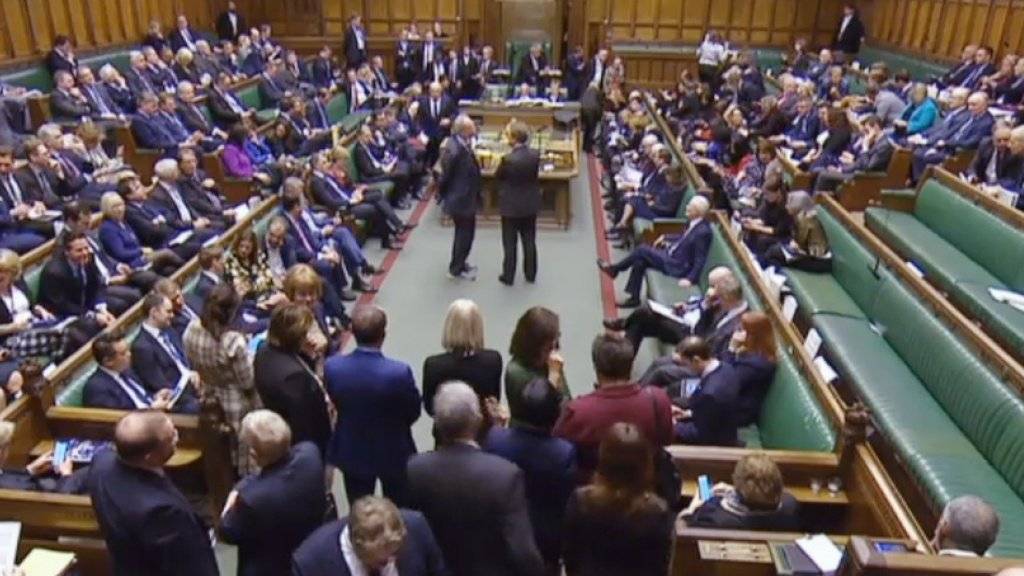 Warten auf die Bekanntgabe des Abstimmungsresultats am Donnerstagabend im britischen Parlament - es votierte für eine Verschiebung des Brexit.