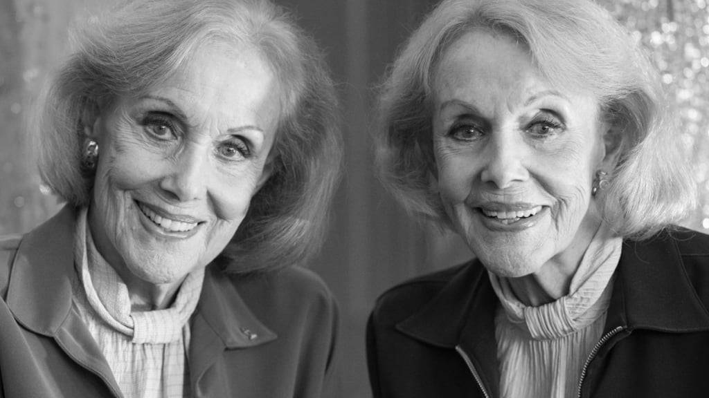 Die Kessler-Zwillinge, Alice (l.) und Ellen Kessler, posieren bei einem exklusiven Fototermin nach der Auftaktveranstaltung zu einer Online-Versteigerung ihrer Bühnenoutfits im Gärtnerplatztheater. Foto: Lennart Preiss/dpa