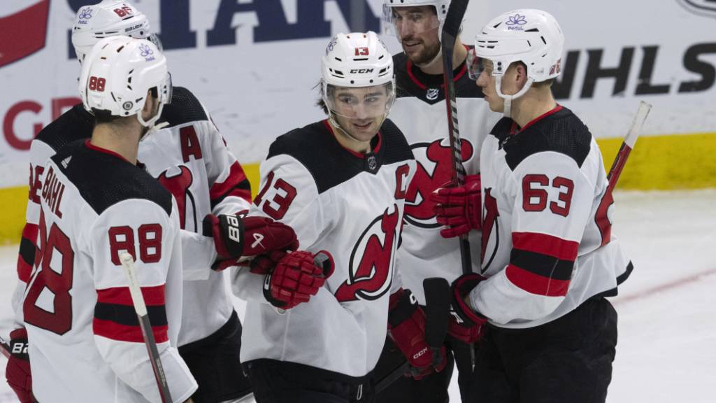 Nico Hischier, in der Bildmitte mit der Nummer 13, lässt sich zu seinem Treffer zur 4:1-Führung gratulieren