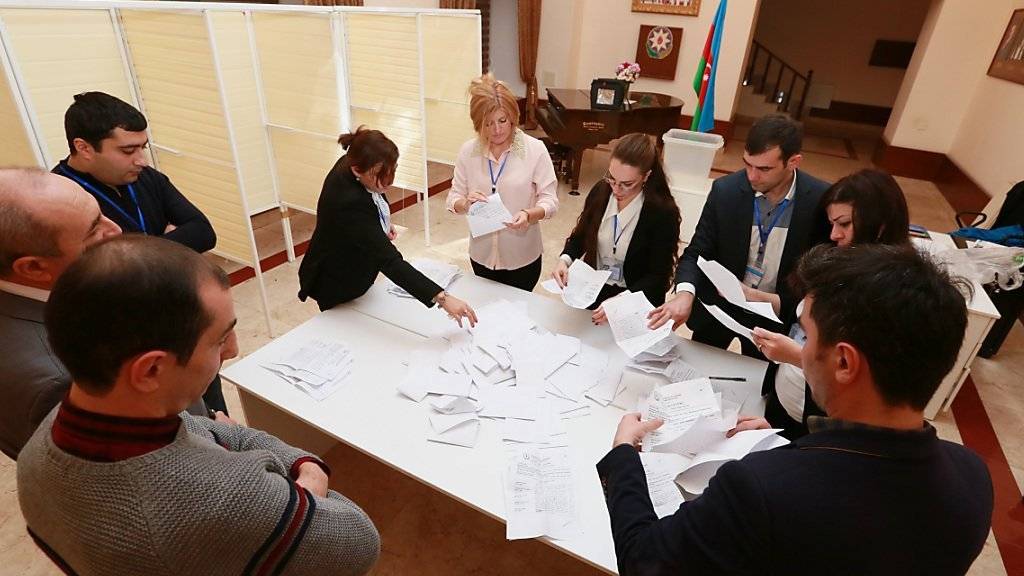 Stimmen auszählen in Baku: Aserbaidschan bleibt in der Hand der Regierungspartei.