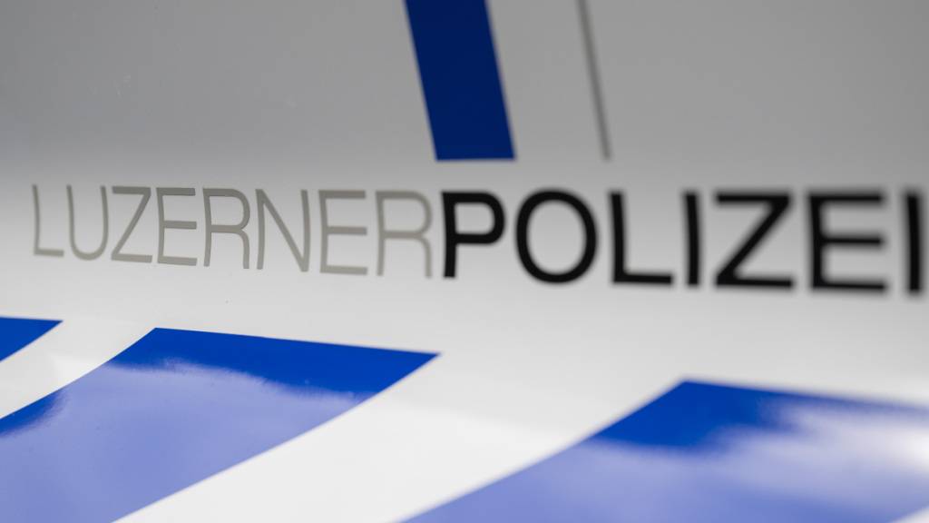 Automobilist fährt bei einer Raststätte der A14 in Zapfsäule