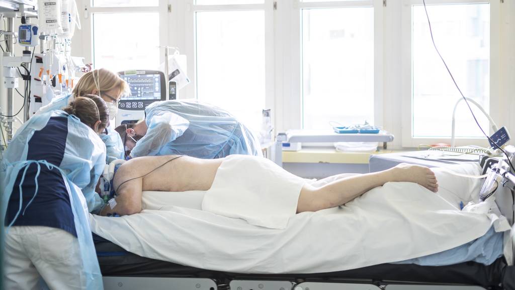 Nach den Ferien direkt auf die Intensivstation: Im Kantonsspital St.Gallen steigt die Zahl der Coronapatienten wieder an.