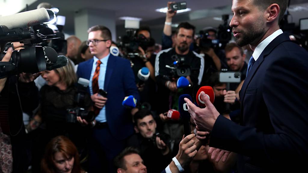 Michal Simecka, Parteivorsitzender der Partei «Progressive Slowakei» (PS), spricht zu Reportern, nachdem er die Ergebnisse der vorgezogenen Parlamentswahlen in Bratislava, Slowakei, gesehen hat. Foto: Petr David Josek/AP/dpa