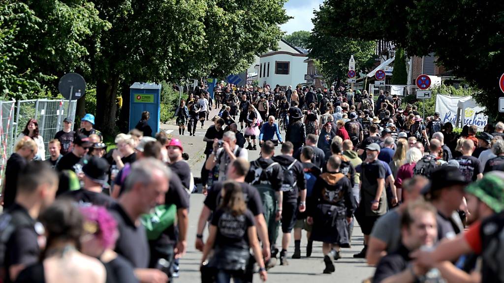 Metal-Fans in dem kleinen Ort Wacken am Rande des Festivalgeländes. Foto: Christian Charisius/dpa