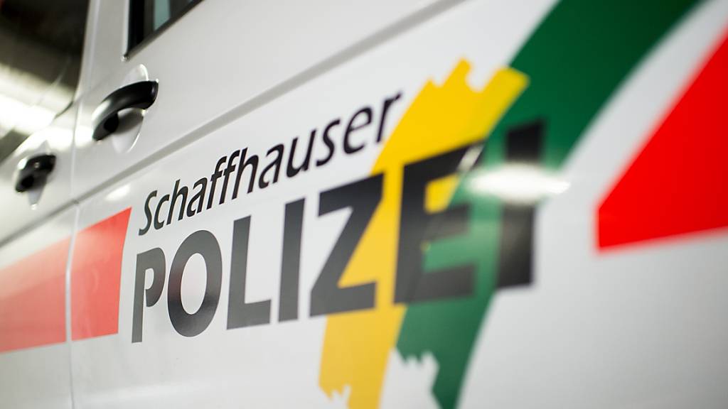Die Schaffhauser Polizei hat einen 35-Jährigen verhaftet, der sich bei einer Verkehrskontrolle in seinem Auto eingeschlossen hat. (Symbolbild)