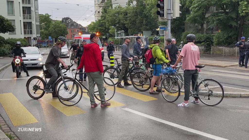 Auch linke Politiker fahren bei der unbewilligten Critical Mass mit