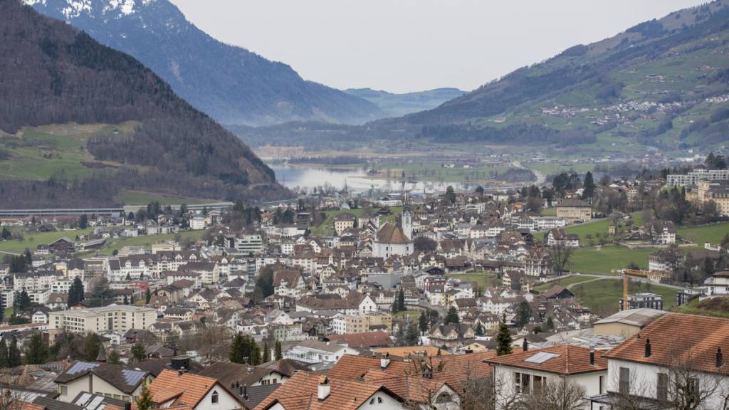 Die Gemeinde Schwyz plant die Neugestaltung des Bushofs am Bahnhof sowie die Erschliessung des Zeughausareals für insgesamt 66 Millionen Franken, wovon die Gemeinde gut einen Drittel tragen soll. (Archivbild)