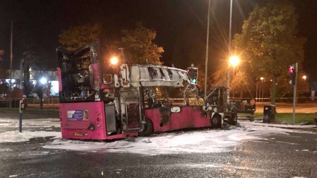 Der ausgebrannte Doppeldeckerbus in der Church Road bei Rathcoole in Newtownabbey, Co Antrim, nachdem er entführt und in der Nähe einer loyalistischen Siedlung am Stadtrand von Belfast in Brand gesetzt wurde. Foto: David Young/PA Wire/dpa
