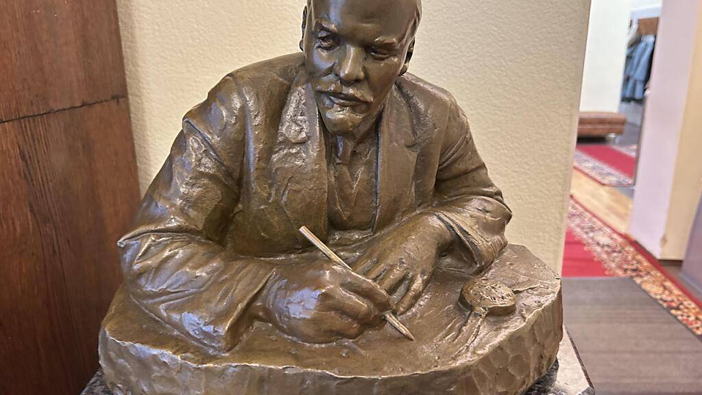 Ein Lenin-Denkmal erinnert im Museumskomplex Gorki Leninskije unweit der russischen Hauptstadt Moskau an den Revolutionsführer Wladimir Iljitsch Uljanow (1870-1924), der vor 100 Jahren an dem Ort starb. Foto: Ulf Mauder/dpa