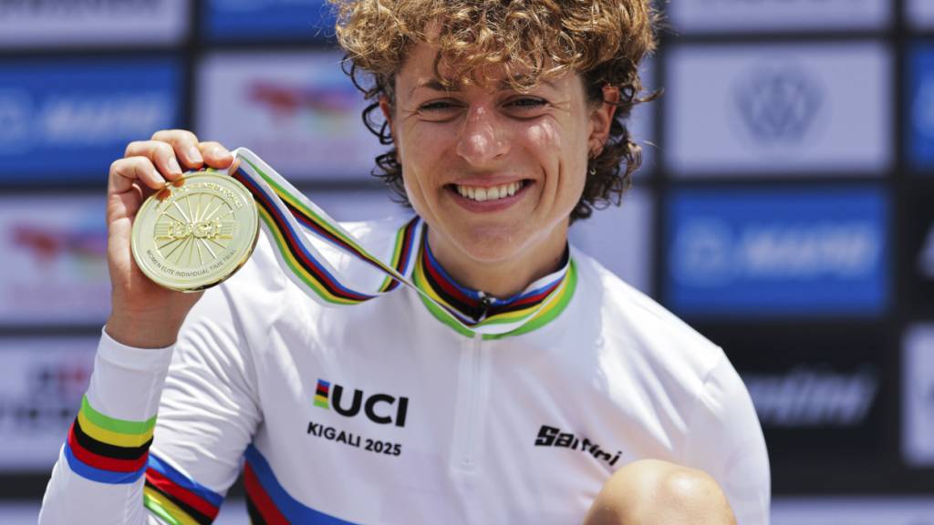Mit einem breiten Grinsen präsentiert Marlen Reusser stolz ihre WM-Goldmedaille