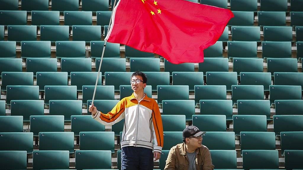 Ein chinesischer Fan zeigt Flagge