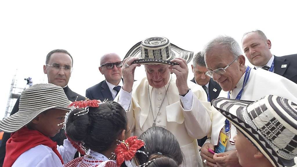 Papst Franziskus wird am Flughafen von Cartagena in Kolumbien von Kindern begrüsst.