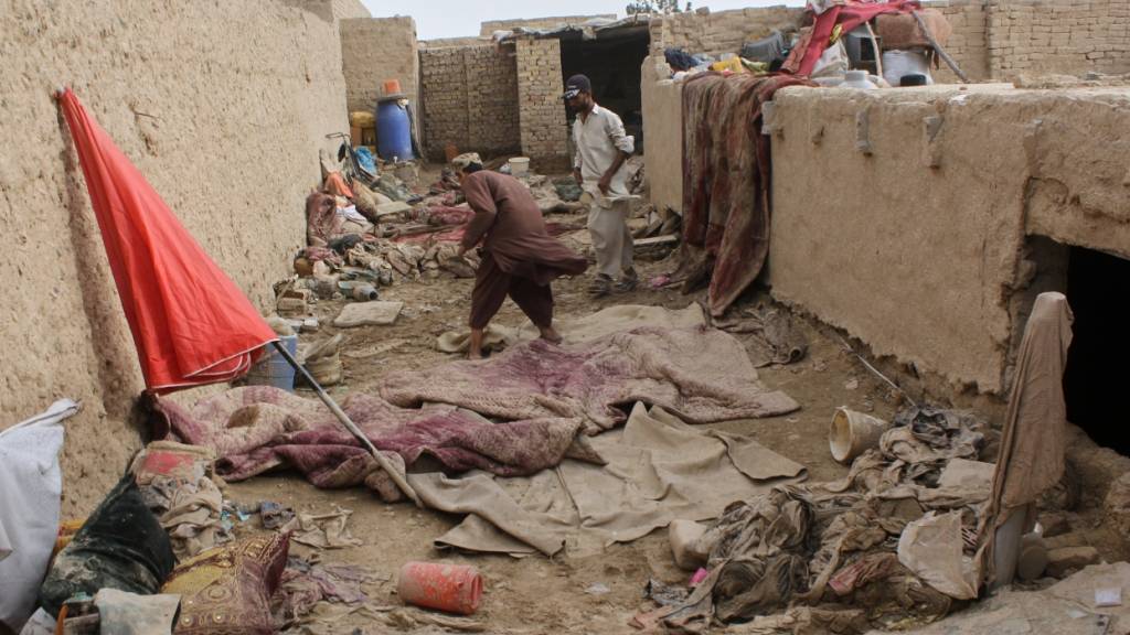 Einheimische inspizieren am Sonntag ein beschädigtes Haus nach Überschwemmungen, Erdrutschen und Gewitterstürmen in der Provinz Kandahar. Foto: Sibghatullah/AP/dpa