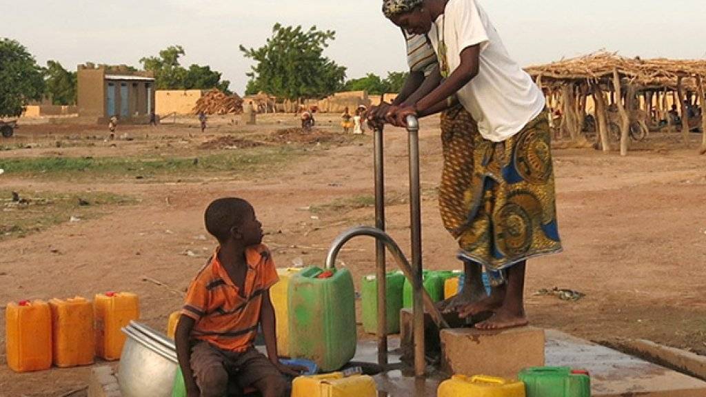 In manchen Regionen ist das Grundwasser mit Schadstoffen belastet, besonders in Entwicklungsländern fehlt jedoch das Geld, flächendeckend alle Brunnen zu testen. Ein statistisches Modell von Eawag-Forschenden hilft, gefährdete Regionen zu verorten.