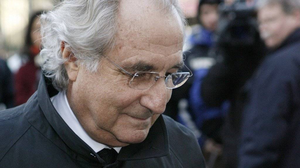 Bernie Madoff im Jahr 2009 vor einem Prozess in New York. Der Finanzbetrüger hat auch verschiedene Vermögensverwalter in die Bredouille gebracht. Einer steht derzeit in Genf vor Gericht.