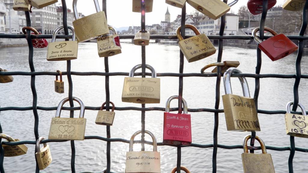 Hunderte von Schlösschen sind am Mühlesteg über der Limmat angebracht worden.