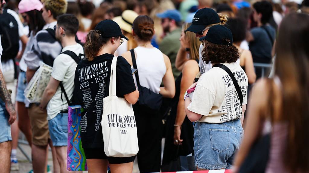 Start des Merchandisings vor dem Ernst-Happel-Stadion in Wien. Foto: Eva Manhart/APA/dpa