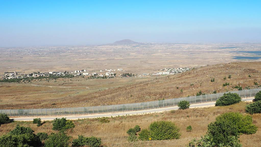 ARCHIV - Blick von einem Hügel in Israel über den Grenzzaun nach Syrien und den Ort Birajam mit rund einem Dutzend Zelten von syrischen Flüchtlingen. Foto: Stefanie Järkel/dpa