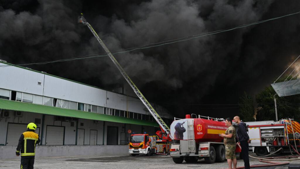 dpatopbilder - HANDOUT - Feuerwehrleute löschen nach einem russischen Luftangriff einen Brand in einer Lagerhalle in Odessa. Foto: Michael Shtekel/AP/dpa