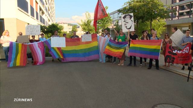 Protestaktion gegen „Homo-Heiler“ Arne Elsen