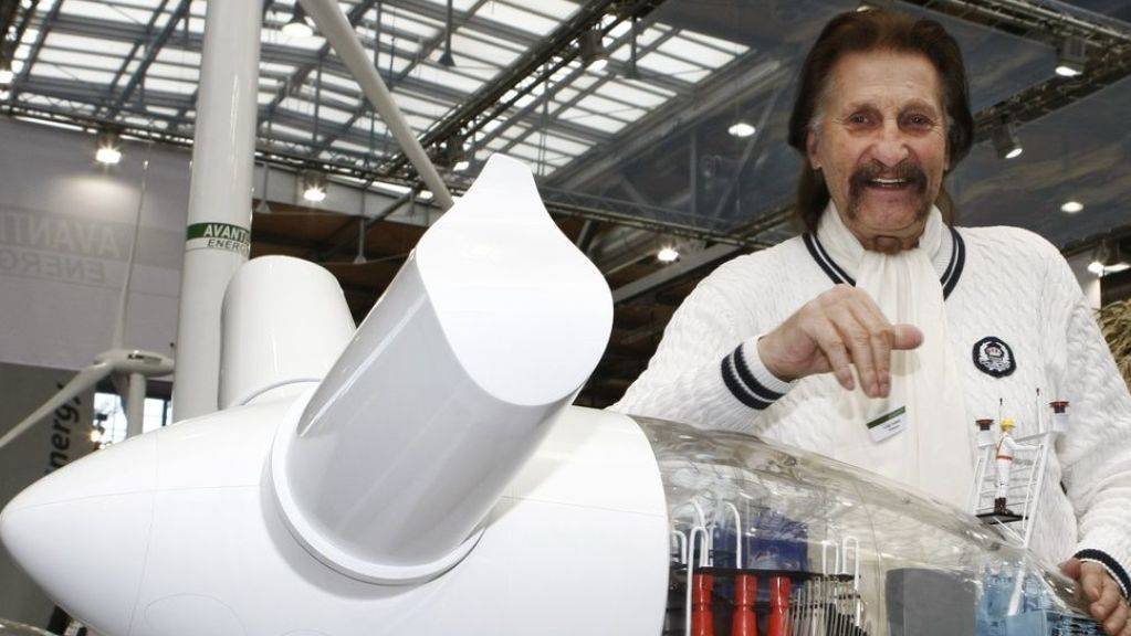 Der deutsche Designer Luigi Colani, hier 2009 auf der Hannover Messe an einem Model eines Windrades des Windanlagenherstellers Avantis Energy, ist am 16. September 2019 im Alter von 91 Jahren gestorben. (Archiv)
