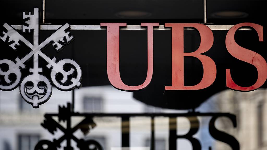 Der Rekordgewinn der Grossbank UBS im Geschäftsjahr 2023 fällt doch nicht ganz so hoch aus, wie noch Anfang Februar auf Basis ungeprüfter Zahlen publiziert wurde. Neu wird der Reingewinn mit 27,8 Milliarden US-Dollar ausgewiesen statt zuvor mit 29,0 Milliarden. (Archivbild)