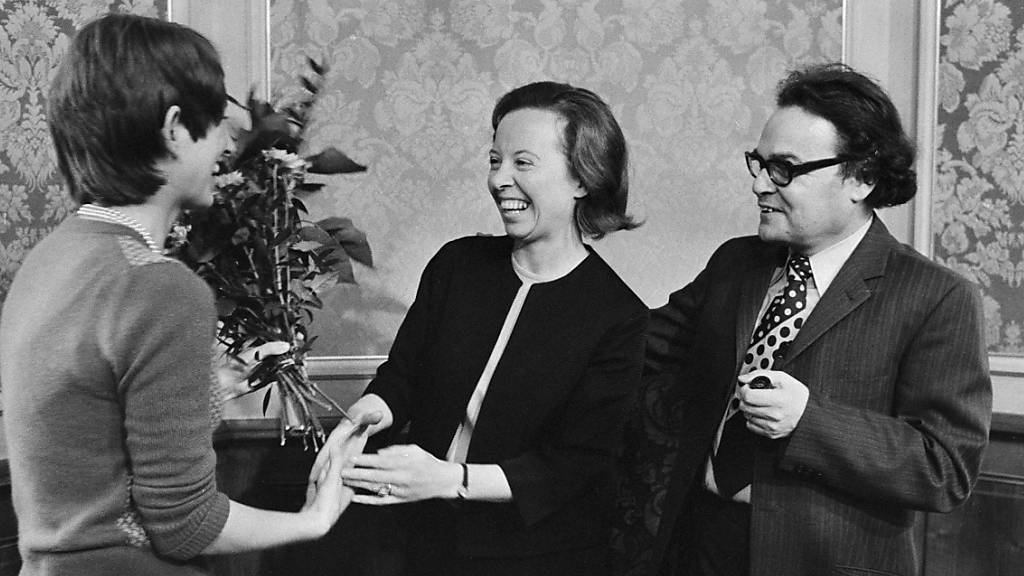 Die vereinigte Bundesversammlung in Bern wählte Margrith Bigler-Eggenberger (Mitte) am 4. Dezember 1974 zur ersten schweizerischen Bundesrichterin. Die SP-Parteisekretärin gratulierte ihr im Beisein ihres Mannes Kurt Bigler. (Archivbild)