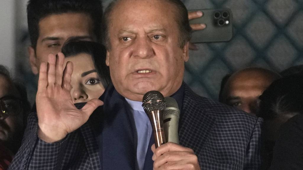 Nawaz Sharif, ehemaliger Premierminister von Pakistan, spricht nach den ersten Ergebnissen der Parlamentswahlen zu seinen Anhängern. In der Atommacht Pakistan zeichnet sich nach der Parlamentswahl eine schwierige Regierungsbildung ab. Foto: K.M. Chaudary/AP/dpa